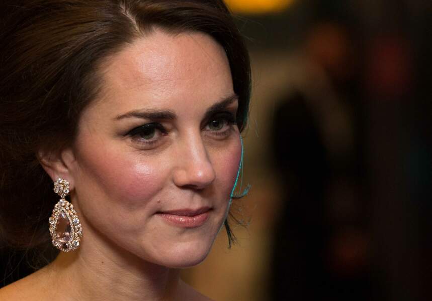 Les boucles d'oreilles de Kate Middleton sont serties d'une gemme rose et de diamants ne sont pas portées pour la première fois lors  Bafta 2017. En effet, la duchesse les portait en octobre 2011 lors d'un gala pour " 100 Women in Hedge Funds ".