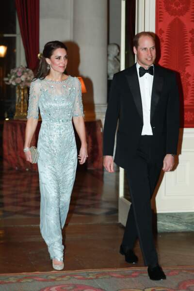 Kate middleton va devoir réutiliser une de ses robes à l'occasion des BAFTA Awards de 2020. Elle portait cette robe signée, Jenny Packham, à l'occasion d'un dîner donné par l'ambassadeur de Grande-Bretagne à la résidence de l'ambassadeur à Paris en 2017.