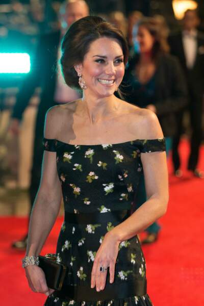 Lors des BAFTA Awards de 2017, Kate Middleton était absolument parfaite. Ici, elle tient dans ses mains une clutch en satin qui est également une œuvre d'Alexander MC Queen. Ce petit sac de soirée vaut près de 2300 euros. Elle porte également un bracelet appartenant à la reine Elizabeth II. 