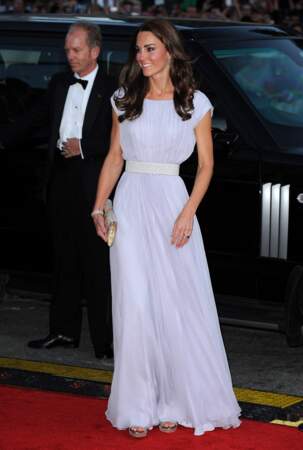 Kate Middleton en 2011, lors de sa première apparition au BAFTA Awards dont le prince William est le président. La future duchesse (Kate et William se marient en avril 2011) porte alors une vaporeuse robe longue sans manches, couleur lavande. Cette robe est signée de la maison britannique Alexander McQueen, l'un de ses créateurs favoris. 