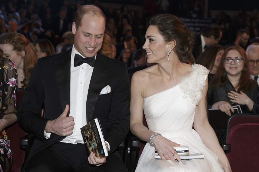 Kate et William lors des BAFTA Awards 2019. 
Alors que le prince William est le président de l'Académie du film britannique, Kate Middleton y apparaît toujours avec élégance. Ici, elle porte également une paire de Jimmy Choo, des escarpins pailletés, ce qui estime (environ) la tenue à 6 000 euros.