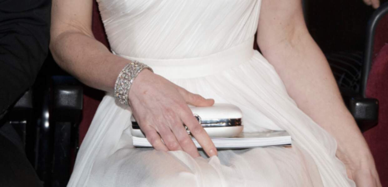 Lors des British Academy Film Awards, Kate Middleton portait le bracelet Quatrefoil, ayant appartenu à Elizabeth II et sa mère avant elle, la reine-mère. Elle avait également une jolie minaudière qui coûte près de 3 000 euros à elle seule. 
