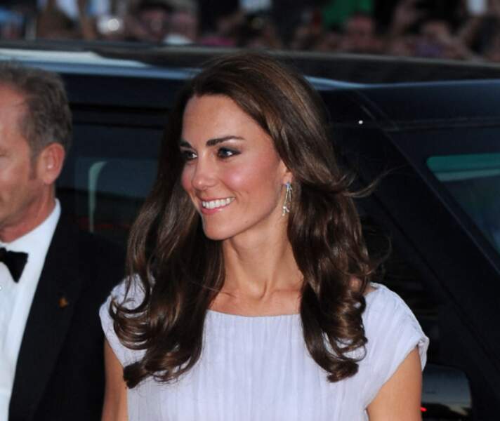 Kate Middleton porte des boucles d'oreilles chandelier appartenant à la reine Elysabeth II pour les BAFTA Awards 2011. Ses cheveux, lâchés au vent, en adéquation avec la robe en mousseline plissée, procurent le meilleur des effets. 