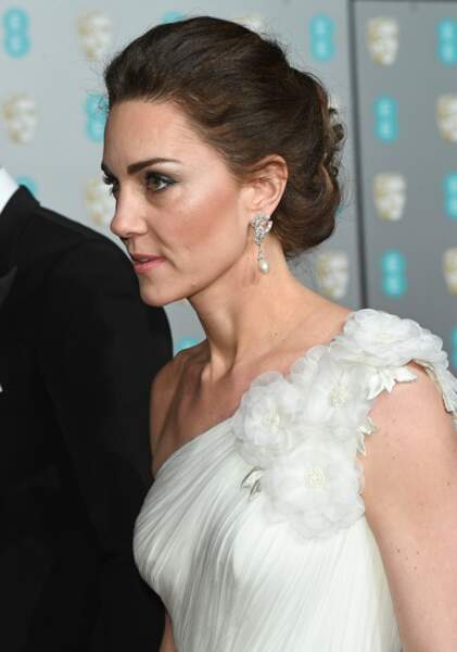 Kate Middleton porte des boucles d'oreilles en perles ayant appartenu à la princesse Diana lors des BAFTA Awards en février 2019. 