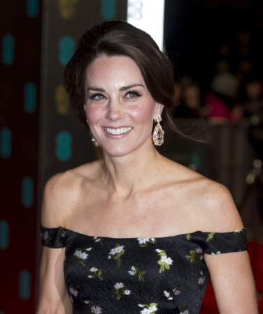 Kate Middleton porte un chignon bas et d'imposantes boucles d’oreilles en diamants lors des BAFTA Awards 2017.
