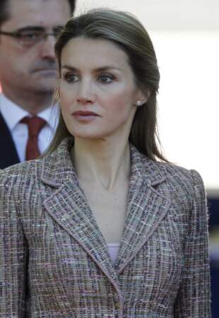Mai 2013 : La princesse Letizia d'Espagne remise la demi-queue de cheval, à une cérémonie militaire à Madrid. 