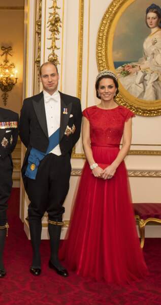 Kate Middleton portait encore une fois une robe de la créatrice Jenny Packham, rouge flamboyant, alors qu'elle accueille le président chinois Xi Jinping, le 20 octobre 2015. Sublime elle peu l'être puisque cette robe coûte environ 3 067 euros. 