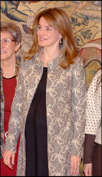 2007 : La princesse Letizia d'Espagne est toujours aussi mince alors qu'elle attend son deuxième enfant, à 35 ans. La jeune maman arbore un carré long et un joli blond vénitien. 