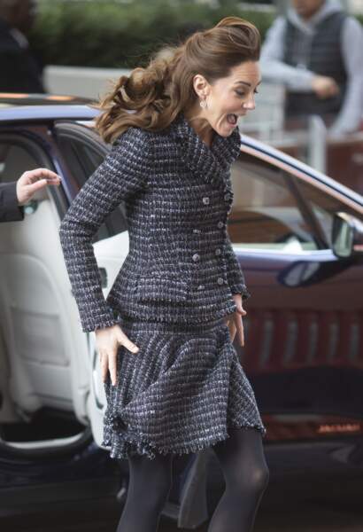 Kate Middleton arrive à l'hôpital pour enfants Evelina en maintenant sa jupe soulevée par le vent, à Londres, le 28 janvier 2020.