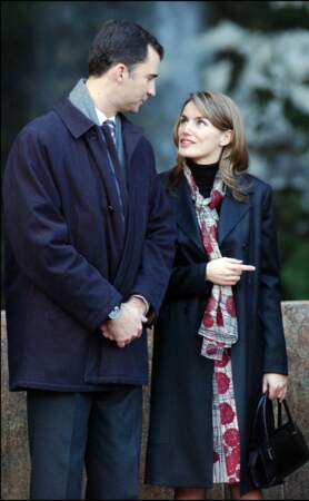 2004 : Le couple royale fête les 36 ans du prince Felipe au monastère de Covadonga. La princesse Letizia a les cheveux mi-long, châtains, et porte une tenue simple, mais élégante. 