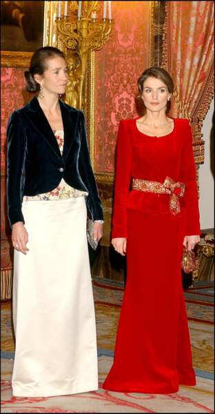 2005 : La princesse Letizia et Elena d'Espagne au Palais-Royal à Madrid. La princesse semble amaigrie en ce début d'année 2005 et sera souvent critiquée pour sa maigreur et son anorexie.