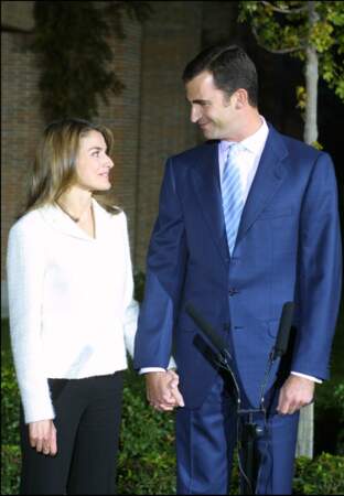 Novembre 2003 : A 33 ans, Letizia Ortiz, apparaît pour la première fois main dans main avec Felipe d'Espagne face à la presse au Palais Zarzuela de Madrid. Cheveux châtains et blazer pantalon, la princesse joue la simplicité pour cette première présentation. 