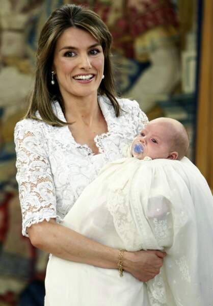 2007 : La princesse Letizia en compagnie de sa deuxième fille, Sofia, née en avril 2007. La jeune maman arbore un châtain foncé éclairci par quelques mèches blondes, et a aussi retrouvé la ligne en quelques semaines.