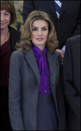 2011 : La princesse Letizia est au Palais-Royal à Madrid dans un magnifique costume gris anthracite. L'ancienne journaliste a rehaussé son look par de grandes boucles lâchées sur les épaules. 