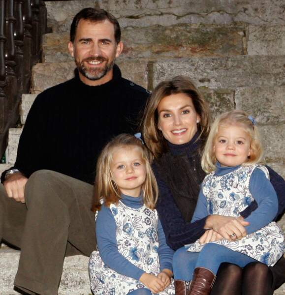 2009 : La princesse Letizia d'Espagne, sublime en compagnie de son époux, le roi Felipe et leurs ses deux filles, Leonor et Sofia. 