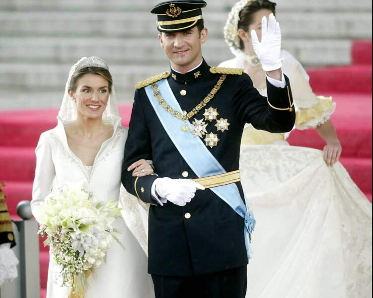 22 mai 2004 : La reine Letizia et le roi Felipe VI le jour de leur mariage. Coiffée d'une jolie tiare, la reine porte une robe de Manuel Pertegaz possédant une traîne de plus de 4 mètres de long.
