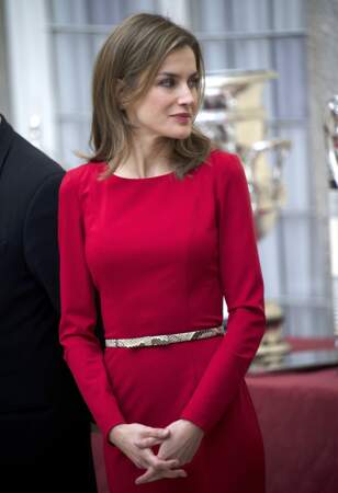 Décembre 2013 : Sublime dans cette robe rouge, Letizia d'Espagne renoue avec les cheveux châtains lors de la cérémonie de remise des " National Sports Awards 2013."