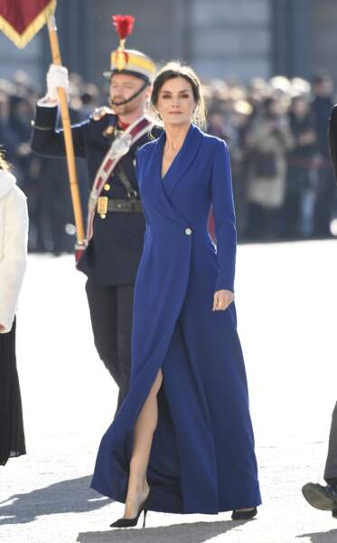 6 janvier 2020 : La reine Letizia d'Espagne, 47 ans, portait une robe bleu roi pour assister à la parade militaire. Classe et sexy, cette robe en dévoile juste assez, laissant apparaître ses jambes absolument parfaites. 