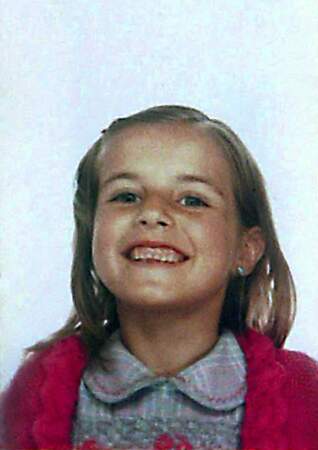 Letizia Ortiz lorsqu'elle était petite. Mâchoire carrée, cheveux blonds, la future reine d'Espagne née le 15 septembre 1972, possède un visage facétieux.