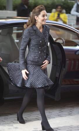 Kate Middleton prend soin que sa jupe ne s'envole pas en arrivant à l'hôpital pour enfants Evelina, à Londres, le 28 janvier 2020.