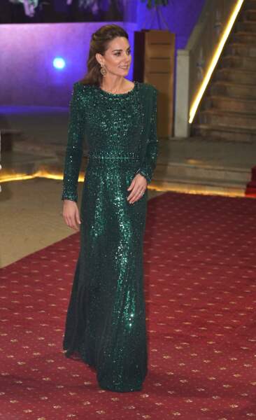Kate Middleton encore et toujours en Jenny Packham, l'une de ses créatrices favorites. Elle porte une robe verte scintillante assortie à une écharpe. Cet ensemble approche les 3.500 euros, selon le Sun. Pour sublimer la tenue de cette rencontre au Pakistan en octobre 2019, la princesse opte pour une paire d'escarpins Jimmy Choo d'une valeur de 650 euros, et des boucles d'oreilles de la marque pakistanaise O'Nitaa, à 320 euros. 