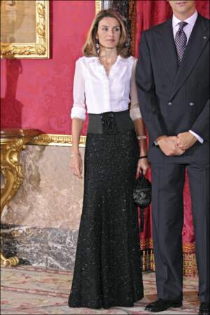 2008 : La princesse Letizia d'Espagne, plus longiligne que jamais, porte une sublime jupe ceinturée à la taille. Elle collectionne déjà les looks graphiques et noir et blanc.
