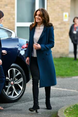 Kate Middleton a craqué pour un beau manteau long bleu, un jean skinny noir, des boots et un nouveau pull en laine crème signé Sézane, la marque frenchie qui buzze.