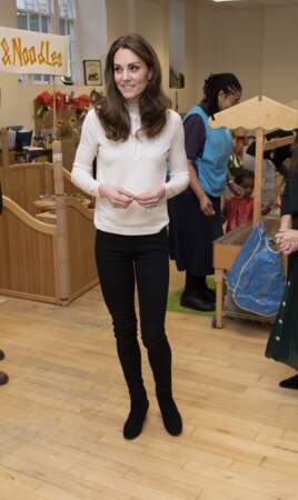 Kate Middleton porte ce pull Sézane avec un jean noir skinny et un brushing ondulé.