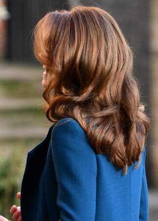 Kate Middleton a opté pour un brushing qui souligne sa nouvelle couleur de cheveux.
