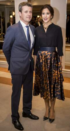 La princesse Mary du Danemark porte une jupe léopard en novembre 2018. 
