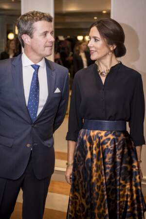 Le prince Frederik et la princesse Mary du Danemark assistent à la réception "Danish business delegation" à Rome. Le 6 novembre 2018, la princesse porte une jupe cintrée à motif léopard, accordée avec un chemisier noir et une ceinture en cuir.