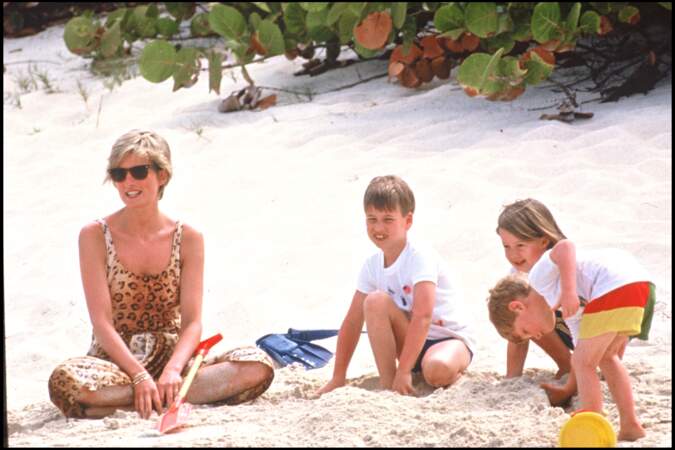 En 1990, la princesse Lady Diana portait déjà une robe fluide léopard accompagnée de ses enfants sur une plage des Iles Vierges. 