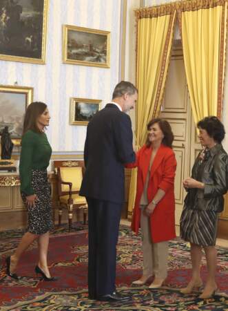 La reine Letizia d'Espagne porte une nouvelle fois cette jupe à l'imprimé léopard puisqu'elle la portait déjà en 2017. La jupe vient de la maison Roberto Verino.