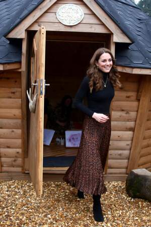 Kate Middleton est sublime dans cette jupe à motif léopard de la marque Zara, le jour de savisite au centre pour enfants " Ely Caerau" à Cardiff le 22 janvier 2020. 