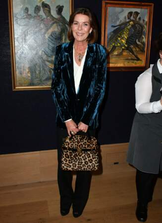Caroline de Monaco porte un style plus excentrique qu'à son habitude lors d'une exposition consacrée au Congo à Londres. En 2018, elle adopte le léopard par petites touches avec ce sac à mains.