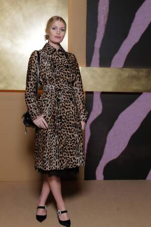 Lady Kitty Spencer porte un long manteau léopard pour le défilé Tod's lors de la Fashion Week de Milan en septembre 2019. 