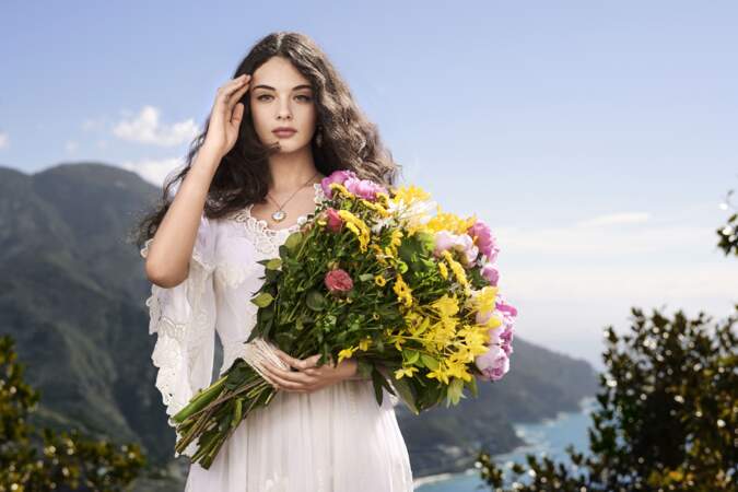 Deva Cassel incarne le parfum Dolce Shiny de Dolce & Gabbana, un bouquet printanier et très solaire.
