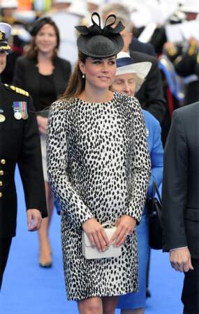 Kate Middleton, enceinte, porte une robe à imprimé animalier de la marque Hobbs, qu'elle a associé à des escarpins à talon en velours. La duchesse de Cambridge a fait sensation lors de l'inauguration du navire " Royal Princess " à Southampton le 13 juin 2013.