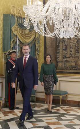 Le roi Felipe VI et la reine Letizia d'Espagne quelques minutes avant la réunion du conseil d'administration de l'Institut Cervantes au Palais-Royal le 8 octobre 2018. La reine porte une jupe à motif léopard noir et blanc. 