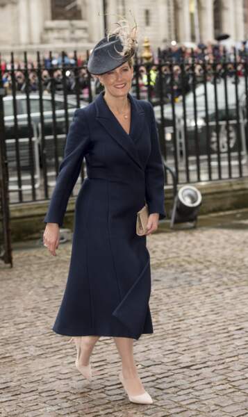 12 mars 2018 : Sophie comtesse de Wessex dans un style " navy ", au "Commonwealth Day service" à l'Abbaye de Westminster à Londres. Elle porte une robe-manteau accessoirisée d'un sac beige, des escarpins rose pale et un bibi à plume. 