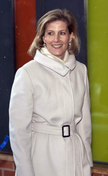 Novembre 2010 : Sophie de Wessex a abandonné la coupe courte pour une carré long. porte un long manteau beige ceinturé à la taille lors de l'ouverture officielle de la Jack's Place à l'hôpital Noami House. 