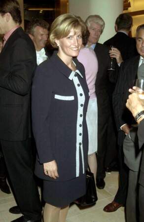 2001 : La contesse de Wessex chic lors d'une soirée chez Burberry à Londres. Avec sa coupe courte, ses yeux bleus et ses taches de rousseur, elle ressemble beaucoup à la princesse Diana.