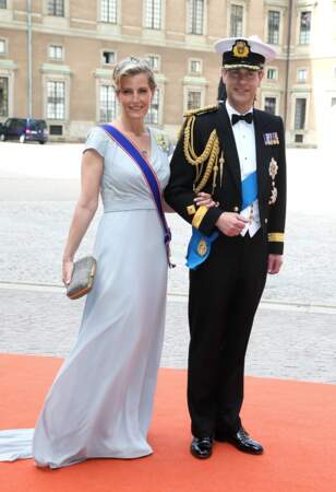 Juin 2015 : La comtesse Sophie de Wessex et le prince Edward Comte de Wessex au mariage de Carl Philip de Suède et Sofia Hellqvist à la chapelle du palais royal à Stockholm. En cette occasion, elle porte une robe fluide assez claire ainsi qu'une tiare et un clutch pailleté. 