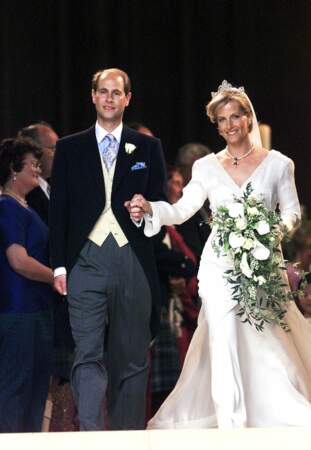 19 juin 1999 : Sophie Rhys-Jones et le prince Edward se marient. La comtesse avait confié la création de sa robe (brodée de 325 000 perles et cristaux) à Samantha Shaw. On lui trouve un faux air de Lady di dans cette tenue de mariage. 