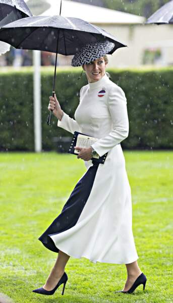 Juin 2019 : La comtesse Sophie de Wessex lors des Courses d'Ascot pour une sublime robe blanche drapée d'un motif noir. Elle a bien sûr, accordé les couleurs de sa robe avec son bibi.