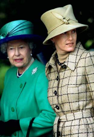 2001 : La comtesse Sophie de Wessex et sa belle-mère, la reine d'Angleterre le jour de Noël. Elle porte un très bel ensemble à carreaux et montre déjà son amour des chapeaux. Elle est très proche de la reine depuis toujours. 