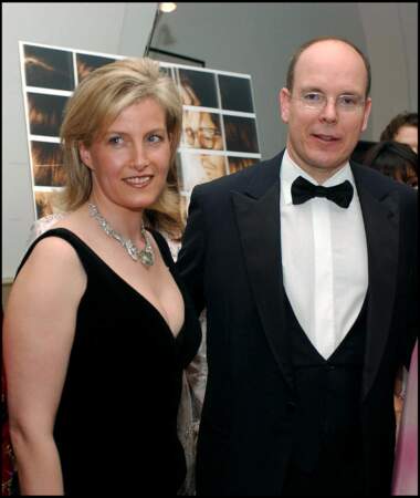Mars 2006 : La comtesse Sophie de Wessex est en compagnie du prince Albert II lors d'un diner de gala pour Childline Organisation. La comtesse porte une sublime robe noire mettant en valeur sa poitrine. À son habitude très sage, elle porte rarement des décolletés plongeant. 