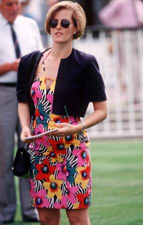 Juillet 1995 : Quatre ans avant son mariage avec le prince Edward, Sophie Rhys-Jones, 30 ans faisait ses premiers pas au sein de la famille royale. Alors qu'on la comparait beaucoup à la princesse Lady di, il faut avouer qu'elle est particulièrement radieuse sur ce cliché des 90's avec sa coupe courte et sa robe fleurie.