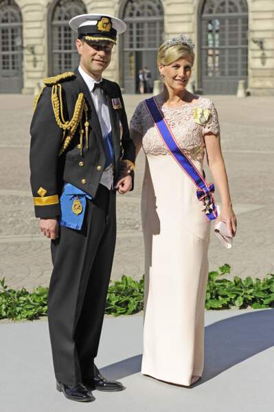 8 juin 2013 : Le prince Edward et la comtesse Sophie de Wessex au mariage de la princesse Madeleine et de Chris O'Neill en Suède. Elle porte alors une longue robe en coupe droite. Elle a choisi une robe assez claire dans les tons rose et porte de nouveau une jolie tiare. 