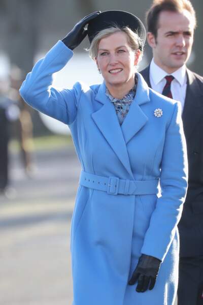13 décembre 2019 : Sophie de Wessex porte un sublime manteau long bleu ciel lors du défilé du souverain à la Royal Military Academy Sandhurst en Angleterre. Toujours d'une grande élégance.